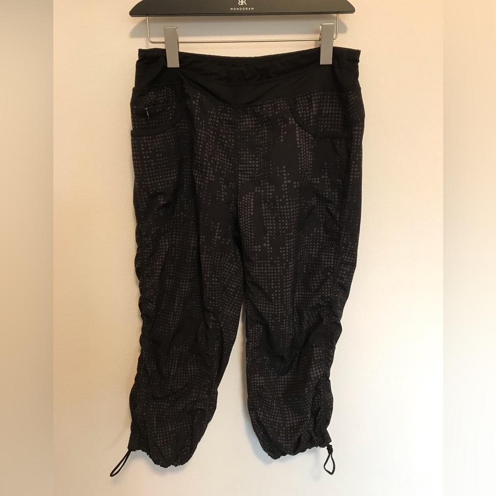 Kyodan Ruched Adustable Black with Gray Dots Capris Cropped Pants